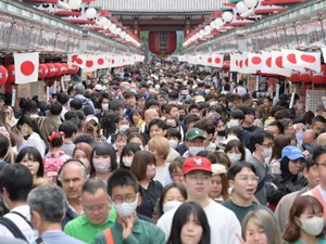 新型コロナ「5類」　旅行は無制限？もうインフルと同じ？　高山義浩医師が解説