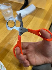 豊橋市民にはおなじみの「うずらカッター」。開くとハサミのような形をしている／そーすぃさん（@sousui99_m）提供