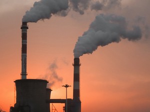 青空を失った街で育った。もう戻らないけれど、あの青空を守るために働く