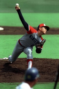 力投する近鉄時代の野茂英雄氏＝1990年4月29日、西宮球場
