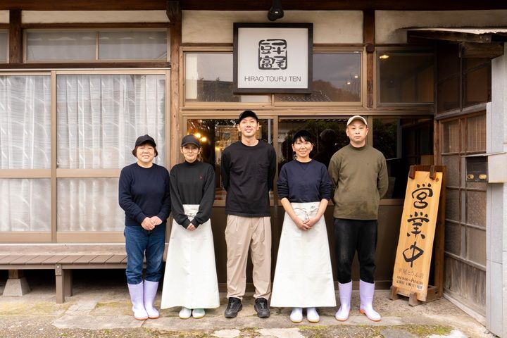 平尾さん（中央）は従業員に豆腐作りを任せました
