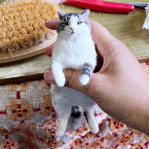 羊毛フェルトで制作中のキジ白猫「がす」くん。さらに、植毛し細部を調整していきます（画像提供：モリタさん）