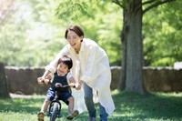 男の子のママは、パンツルックが定番！？※画像はイメージです（kapinon@stock.adobe.com）