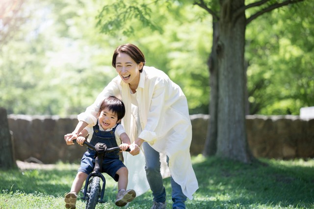 男の子のママは、パンツルックが定番！？※画像はイメージです（kapinon@stock.adobe.com）