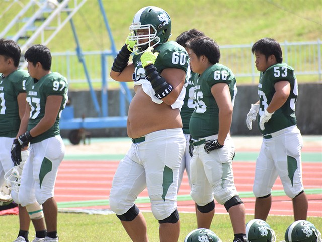 アメフト 西南学院大 大久保新 腹を出し 紳士風のお辞儀 目立ってみんなを元気にしたい 4years 大学スポーツ