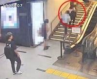 阪神電鉄・神戸三宮駅近くにある商業施設の防犯カメラに写ったリュックサック姿の谷本将志容疑者(左)。赤丸内は被害に遭った女性＝８月20日午後７時３分ごろ