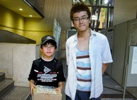 16年前、研究室を訪れた柄澤さん（左）と後藤さん（右）／後藤寛貴さん提供