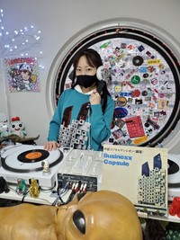 ヒバゴン探検隊の隊員となったＤＪの「声」さん。昨年解体された東京・銀座の中銀カプセルタワービルの一室を借りていた