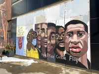 ミネアポリスの街の至るところでジョージ・フロイドさんのメモリアルを目にする