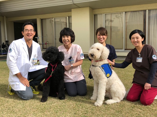 左からミカ・ハンドラーだった医師・長江さん、看護師長・佐野さん、モリス・ハンドラーの看護師・大泉さん、竹田さん（提供写真）