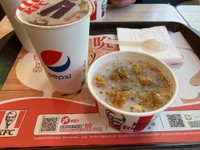 こちらが紅藜燕麥嫩雞粥（鈴木かゆさん提供）