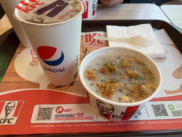 こちらが紅藜燕麥嫩雞粥（鈴木かゆさん提供）