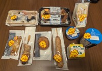 ジム帰りに購入した半額商品が並ぶ食卓／スグルさん（@kingsuguru96）提供