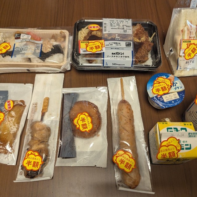 ジム帰りに購入した半額商品が並ぶ食卓／スグルさん（@kingsuguru96）提供