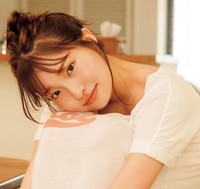 里仲菜月「旬撮GIRL Vol.32」（扶桑社）より＝撮影／鈴木ゴータ ヘアメイク／徳永舞 スタイリング／クメユナ