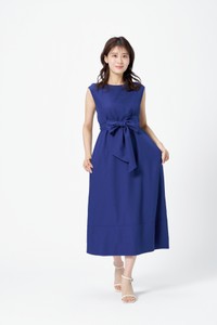 日テレとANAがコラボしたワンピース「ANA meets Audire 7days wrap dress」。着用モデルは郡司恭子アナ（提供）
