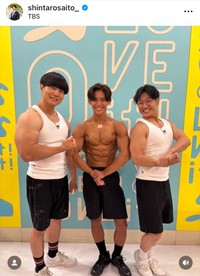 「ラヴィット！」のマッチョ対決企画に出演したTBS・齋藤慎太郎アナウンサー（中央）　本人のインスタグラム（@shintarosaito_）より＝25年7月18日投稿