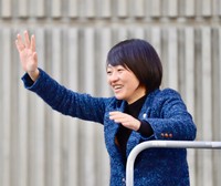 手を振る自民党の鈴木貴子広報本部長＝大阪府吹田市