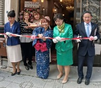 浜田ブリトニー（前列左から2人目）と共にテープカットする高市首相、小池都知事、菅元首相の政治家モノマネ芸人。後方はおかもとまり（左）と矢口美樹＝東京・浅草