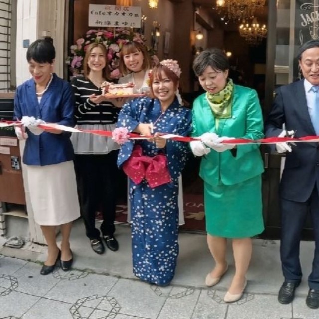 浜田ブリトニー（前列左から2人目）と共にテープカットする高市首相、小池都知事、菅元首相の政治家モノマネ芸人。後方はおかもとまり（左）と矢口美樹＝東京・浅草