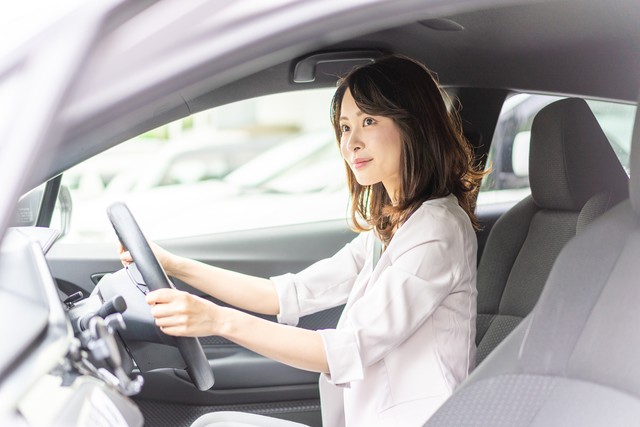 車を運転する女性※画像はイメージです（maroke/stock.adobe.com）