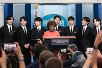米ホワイトハウスの定例会見に参加するBTSのメンバー