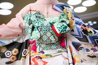 ファッションショーで披露されたパレスチナ刺繡帯=2025年5月、東京都渋谷区、小山幸佑撮影