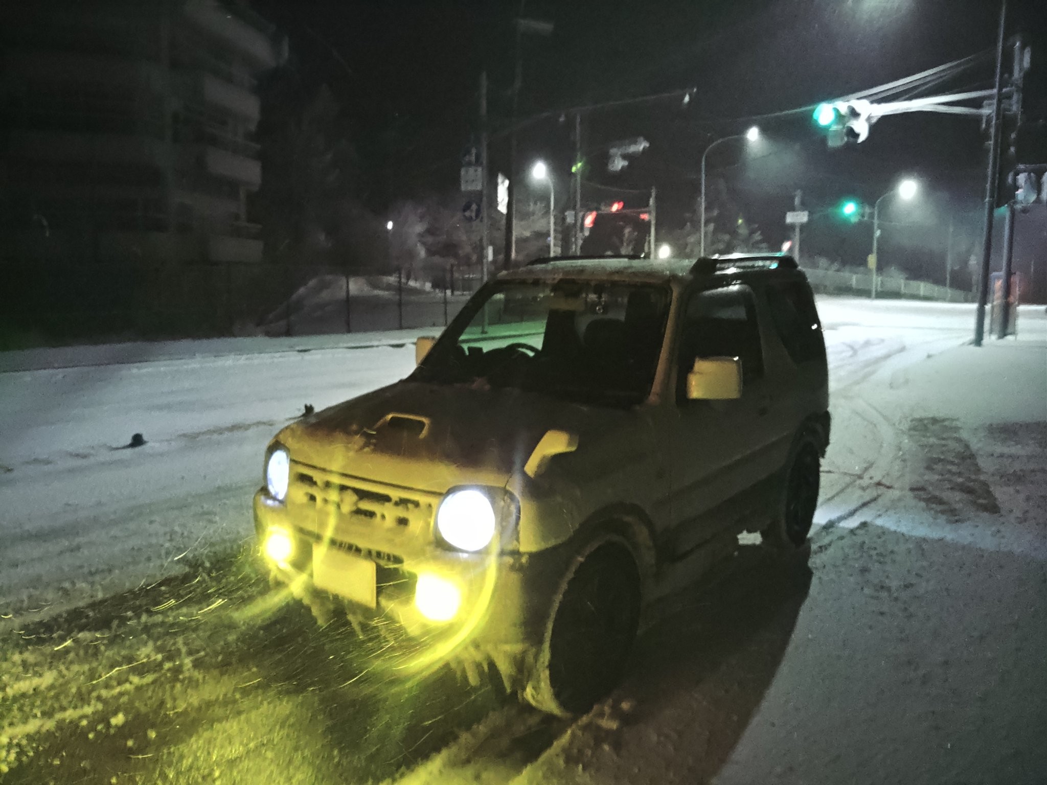 雪道ドライブ3時間、ナンバープレートに誕生した雪の五面体に6万人が