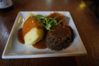 イギリスの定番料理ステーキ＆キドニーパイ（ワカサトさん提供）