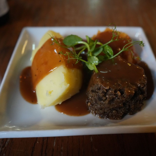 イギリスの定番料理ステーキ＆キドニーパイ（ワカサトさん提供）