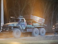 ドネツク市郊外の路上で目撃された軍用車両