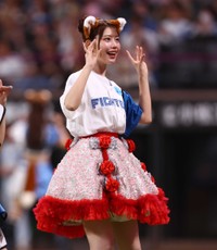 きつねダンスを踊るSWEET STEADY・白石まゆみ＝エスコンフィールド北海道