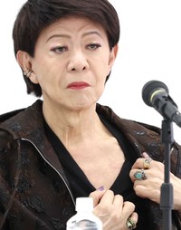 心臓にペースメーカー入れた手術跡を見せる美川憲一-＝2025年12月
