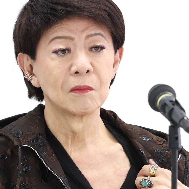心臓にペースメーカー入れた手術跡を見せる美川憲一-＝2025年12月
