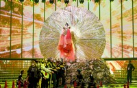 豪華セットでNHK紅白歌合戦のリハーサルを行う水森かおり＝2017年12月、東京・NHKホール