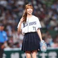 始球式を務めた佐藤夏希＝ベルーナドーム