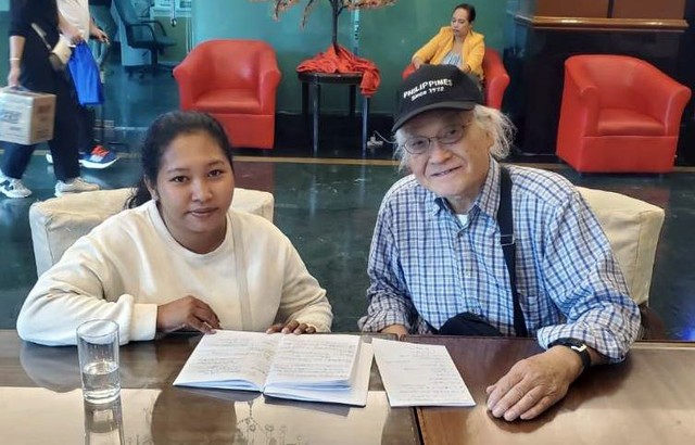 路上生活していた少女（左）は原田さんの援助を受け大学生になっている（２０２５年３月、マニラ市内）
