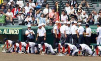 優勝メダルをかけて甲子園の土を集める沖縄尚学ナイン
