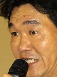 記者会見で目に涙を浮かべ謝罪する島田紳助さん＝2011年撮影