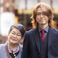 祖母と息子さんが並び、カメラを見つめる一枚／ペコさん（@peko.photoland）提供