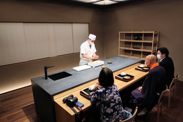 仁和寺の宿泊者向けに開設された文化体験型の「食堂」。職人の指導で和菓子作りの体験などができる（京都市右京区・仁和寺）