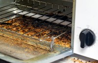 手入れ不足で溜まった「食品かす」などが発火の原因に※画像はイメージです（pimpampix/stock.adobe.com）