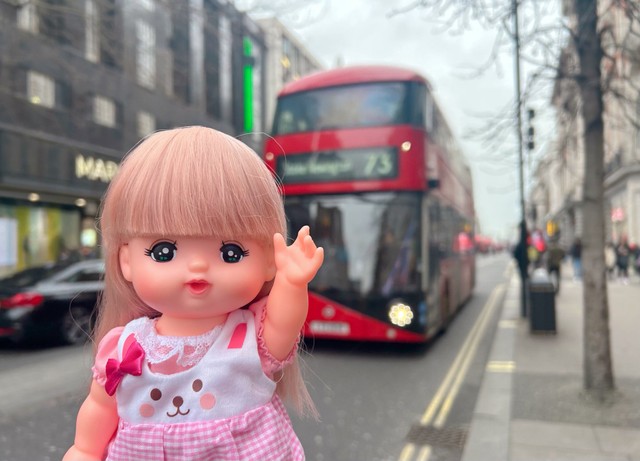 飛行機に乗ってロンドンにも訪れました！お忙しい…メルちゃん！