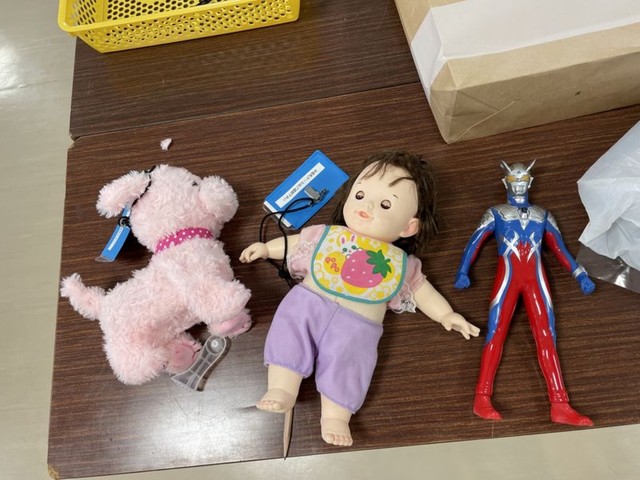 様々なおもちゃが持ち込まれます