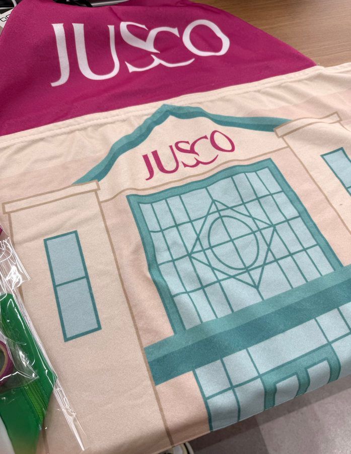 イオン株式会社化100年記念　ジャスコロゴ復刻グッズ フード付きブランケットのみ ジャスコ！？」のグッズに、悶絶する人続出 イオンがSNSで披露「ソレは