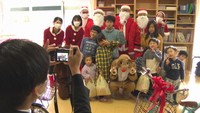 岡山市の児童養護施設にサンタが！お菓子や自転車をプレゼント