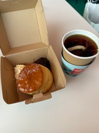 イギリス館では、スコーンと紅茶をテークアウト。クリームは美味しい♡