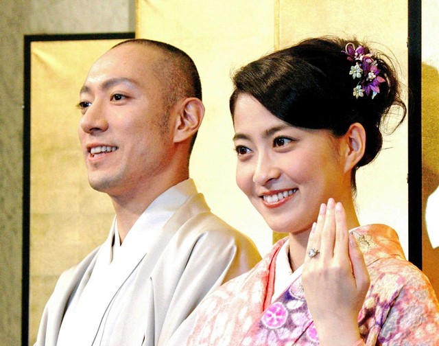 婚約会見する小林麻央さん（右）と市川海老蔵（現團十郎）さん＝2010年