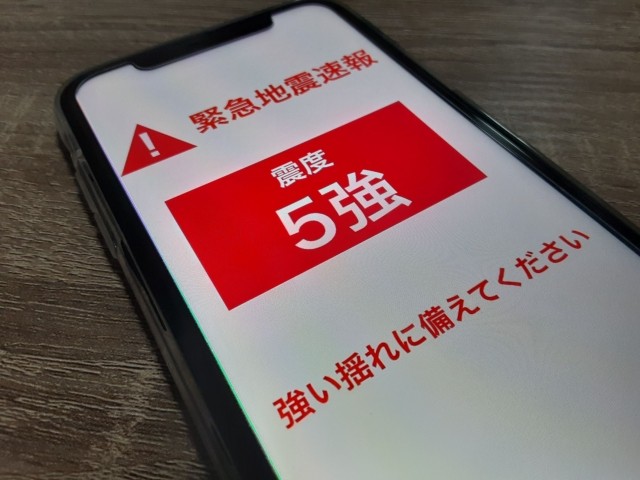 緊急地震速報の音を作ったのは、環境音楽家でサウンドデザイナーの小久保隆さん。1回では気のせい、2回では日常的な音。しかし3回になると、人は直感的に“異常”を感じ取る心理構造がある（photoACより「Reelen」さん撮影、イメージ画像）