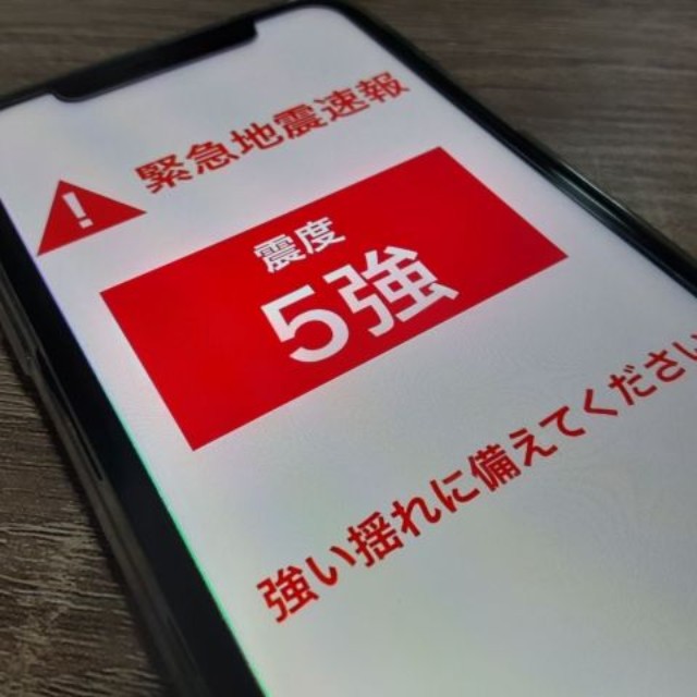 緊急地震速報の音を作ったのは、環境音楽家でサウンドデザイナーの小久保隆さん。1回では気のせい、2回では日常的な音。しかし3回になると、人は直感的に“異常”を感じ取る心理構造がある（photoACより「Reelen」さん撮影、イメージ画像）